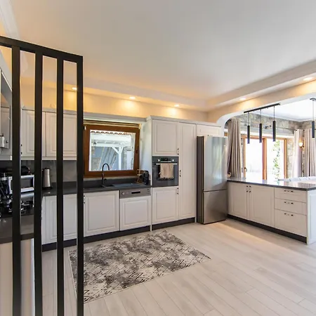 Mira Luxury Villa Torba